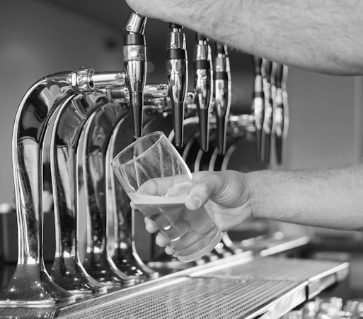 busselton accommodation nightcap at the ship inn free drink offer image